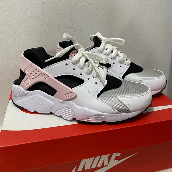 BNIB Nike Huarache size 5.5Y (fits 5.5-6W) - Picture 3 of 4